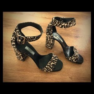 Received as a gift. Wore once.